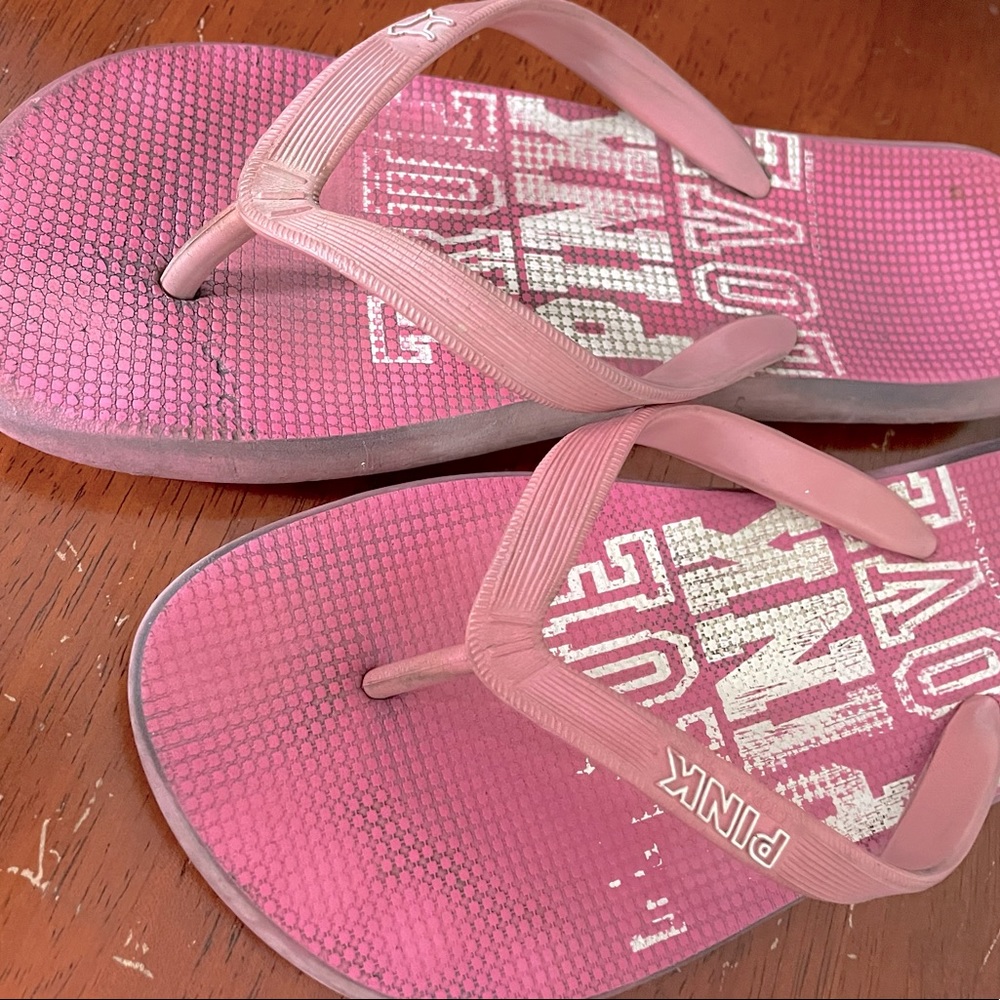 Used VS pink flip flops M (7-8)